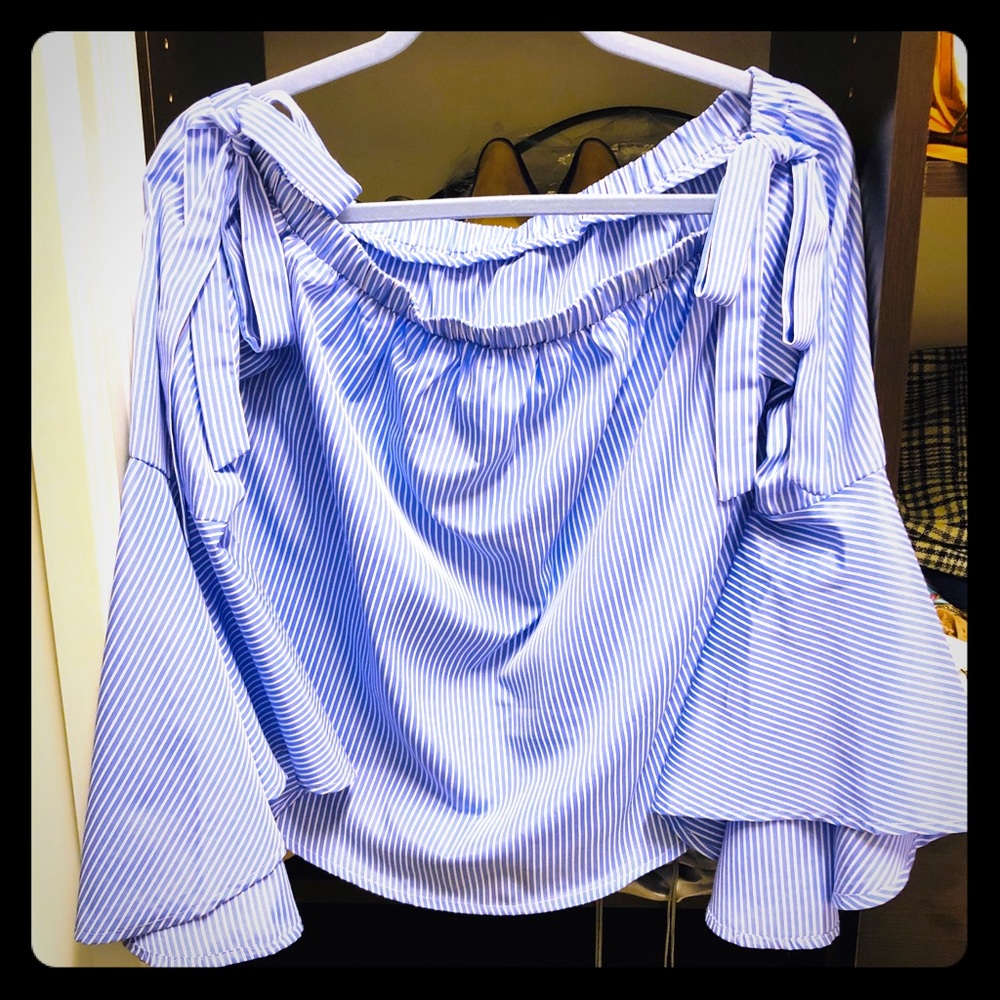 Shoulderless long sleeve top with bow tie